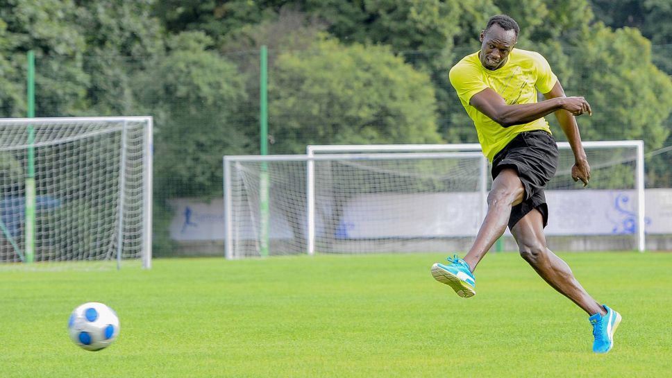 Usain Bolt firma contrato profesional |