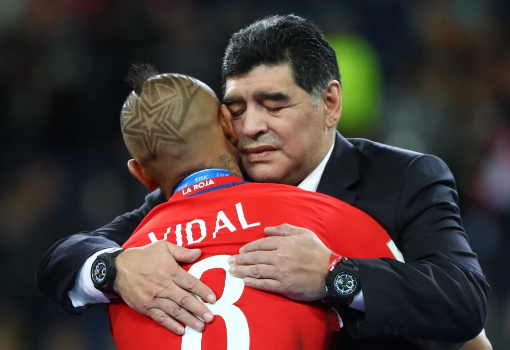 Maradona y Arturo Vidal.