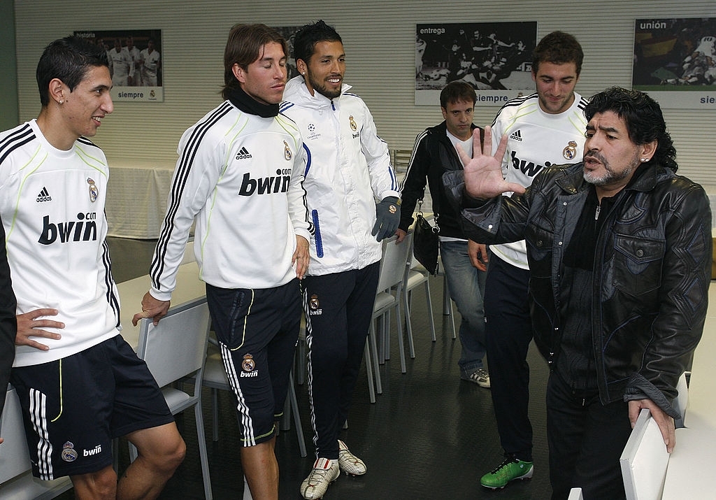 Maradona visitando a los jugadores del Real Madrid. 