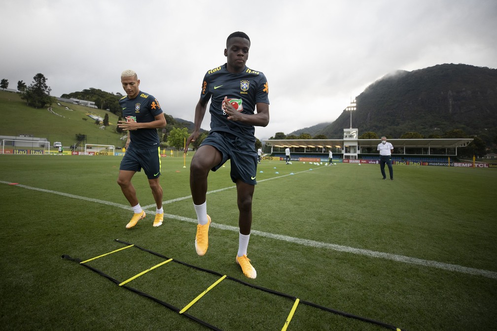 Metinho durante el entrenamiento con Brasil.