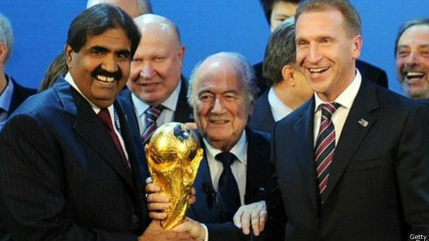 Jeque de Qatar, junto a Blatter y representante ruso tras elección de sede - Getty Images