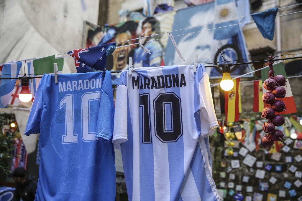 Camisetas de Diego Maradona en homenaje al fallecido ídolo del fútbol.