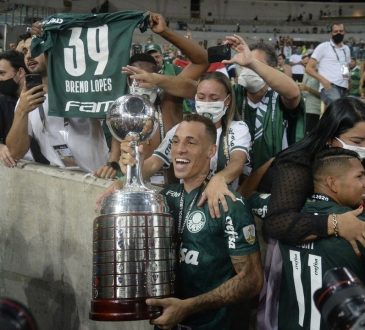 Breno Lopes con la Copa Libertadores.