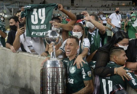 Breno Lopes con la Copa Libertadores.