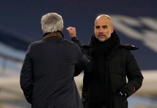 Pep Guardiola antes de ganarle un nuevo duelo a José Mourinho.