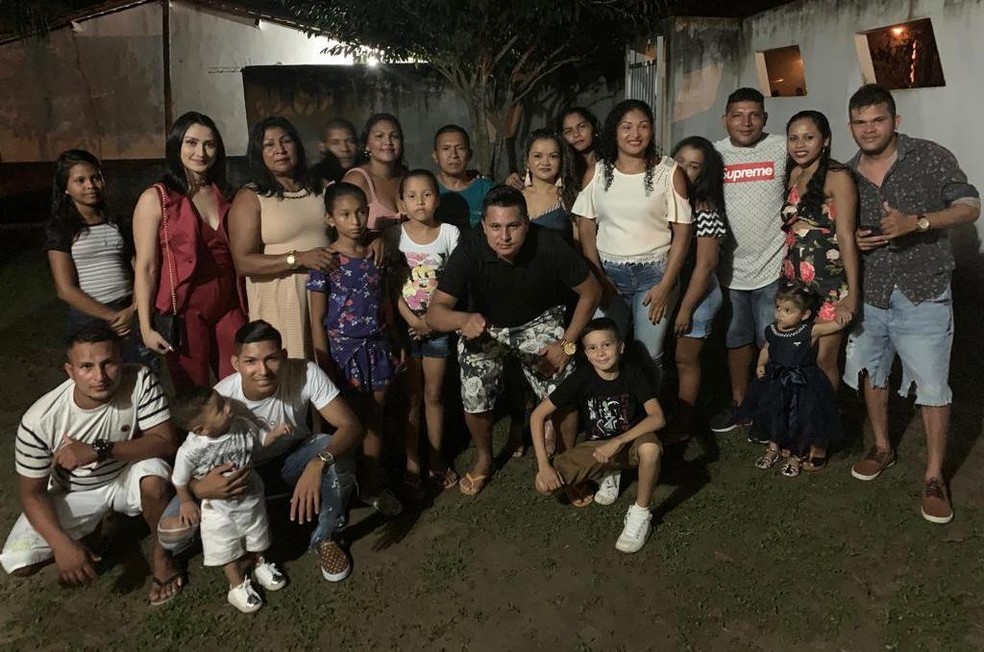 La familia de Rony en el humilde lugar donde creció. 