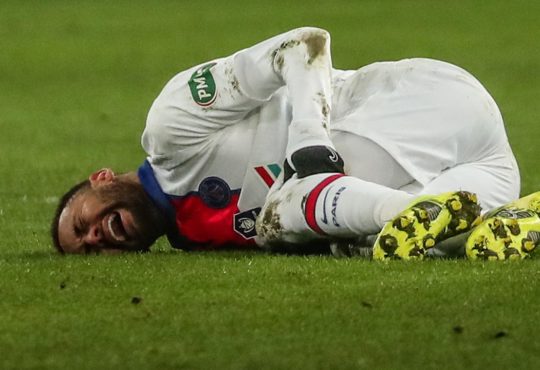 Neymar cae lesionado.