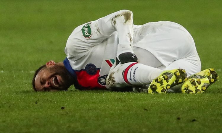 Neymar cae lesionado.