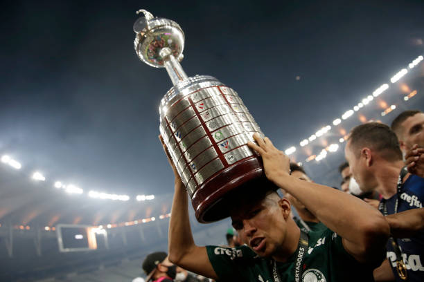 Rony con el trofeo de la Libertadores.