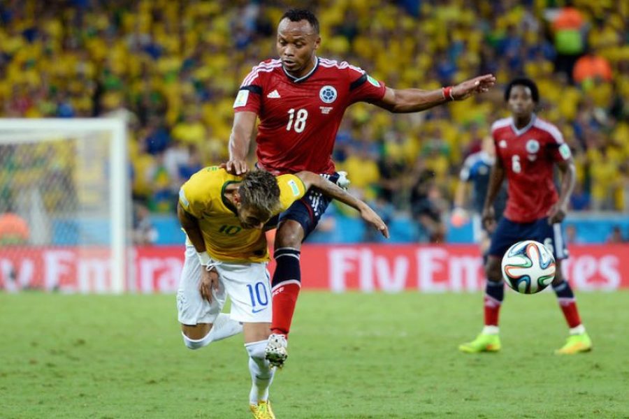 Neymar golpeado por Zúñiga durante el Mundial de 2014.