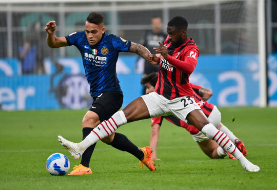 Lautaro Martínez y Fikayo Tomori en el más reciente duelo entre Inter de Milán y AC Milan