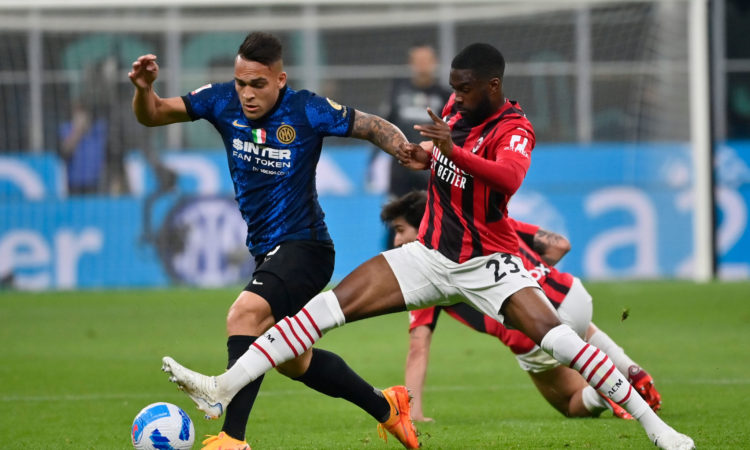 Lautaro Martínez y Fikayo Tomori en el más reciente duelo entre Inter de Milán y AC Milan