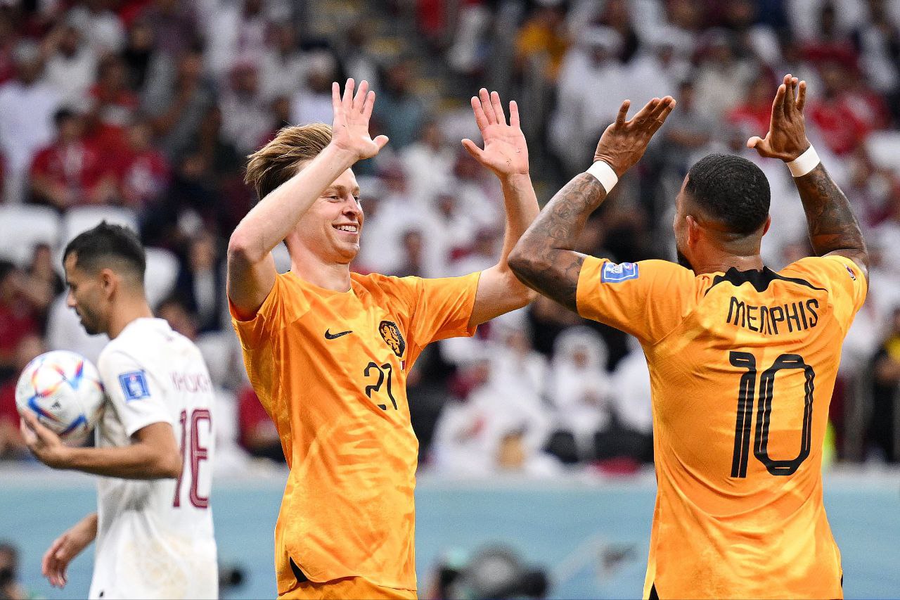 Frenkie de Jong festeja con Memphis Depay