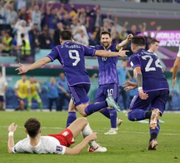 Julián Álvarez celebra el gol que metió a Argentina en octavos de final de Qatar 2022