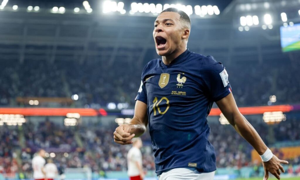 Kylian Mbappé guió a Francia al triunfo y a octavos de final de Qatar 2022