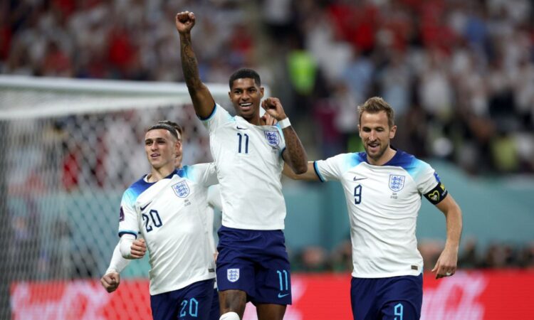 Marcus Rashford festeja su gol en la victoria de Inglaterra 6-2 sobre Irán