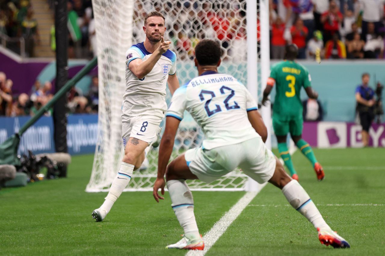 Jordan Henderson y Jude Bellingham festejan el primer gol de Inglaterra