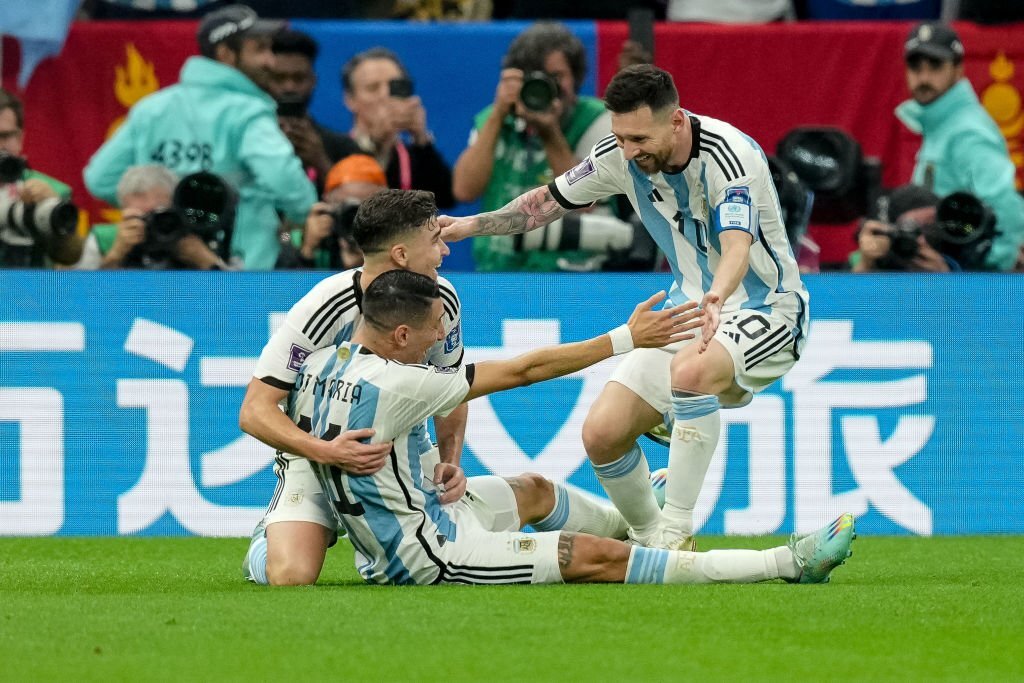 Leo Messi y Julián Álvarez festejan con Ángel Di María
