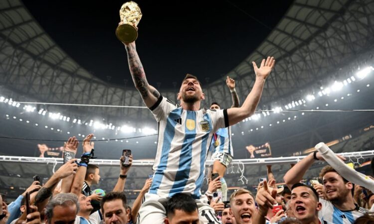 Leo Messi levanta la Copa del Mundo para Argentina