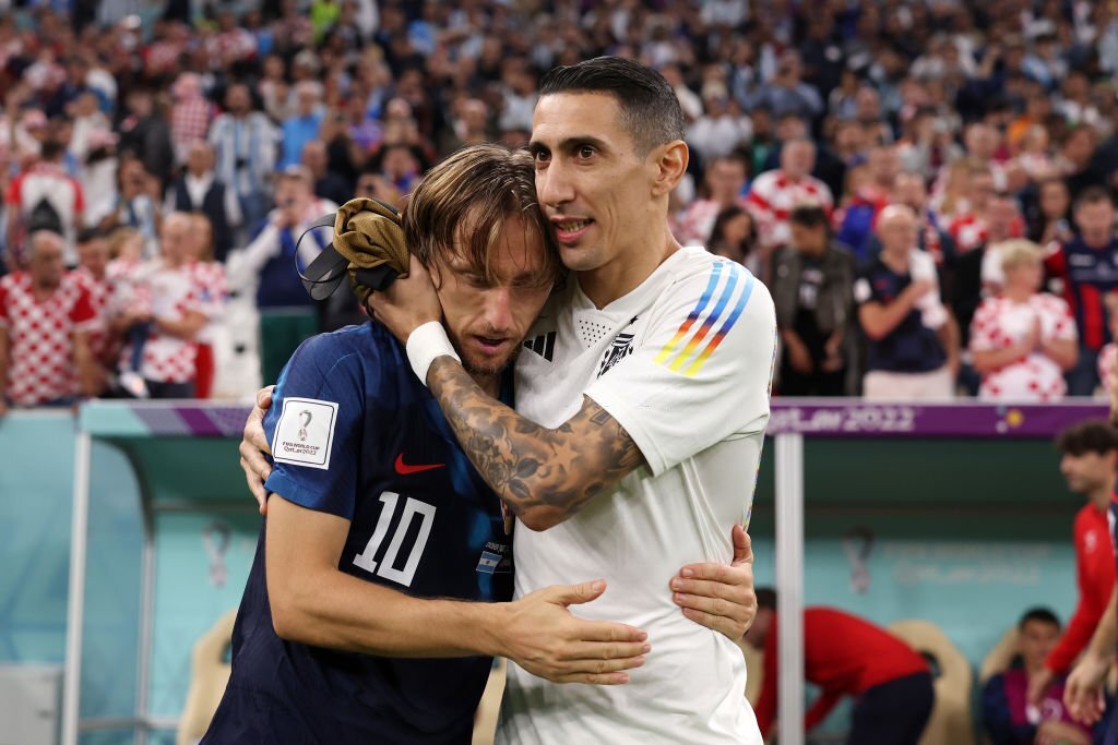 Luka Modric es consolado por su ex compañero en Real Madrid, Ángel Di María