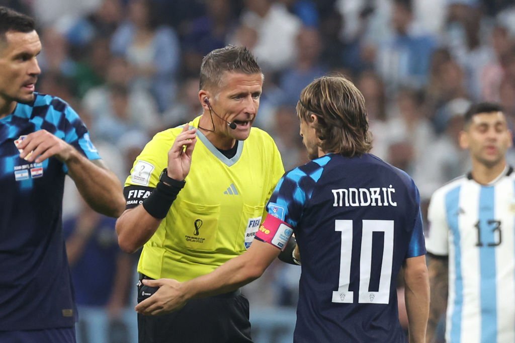 Daniele Orsato, árbitro italiano, y Luka Modric