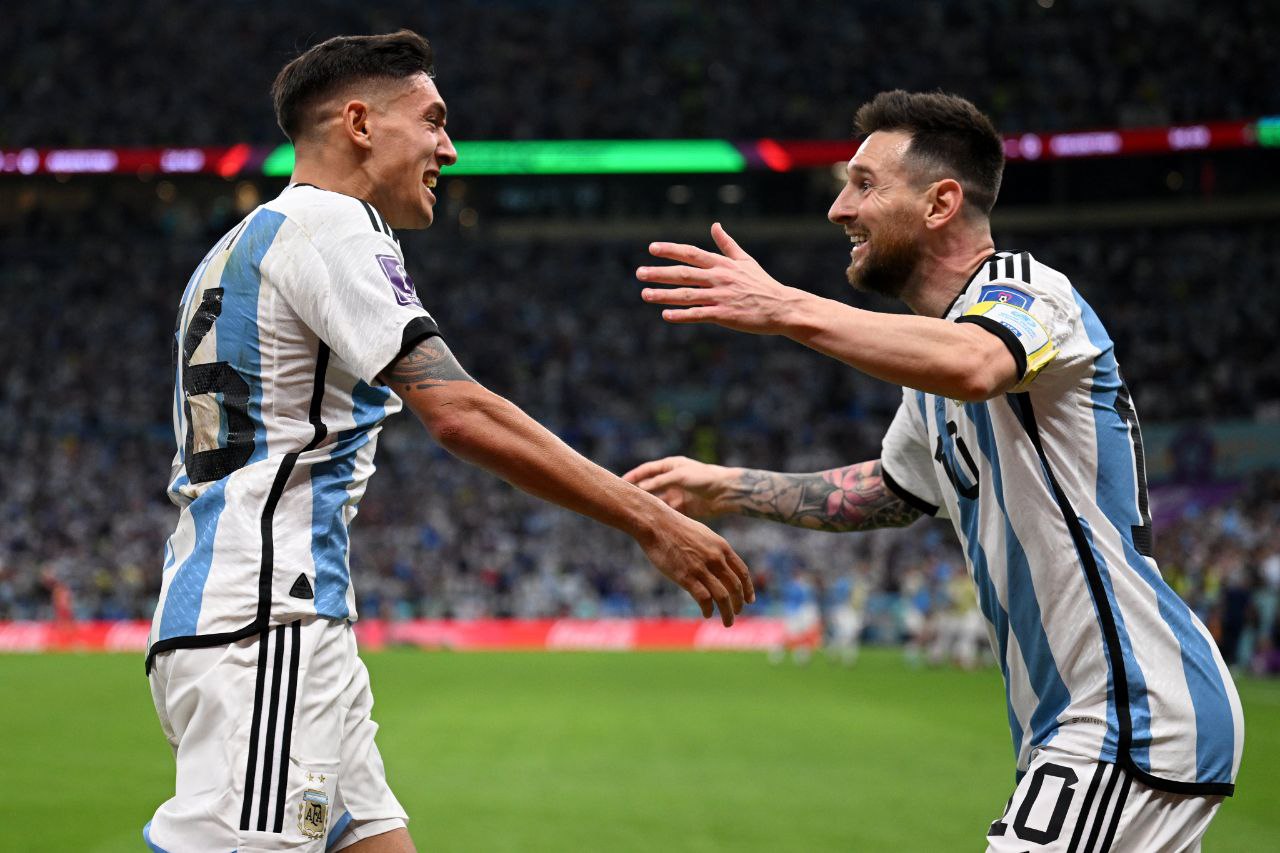 Nahuel Molina y Leo Messi celebran el primer gol de Argentina ante Países Bajos
